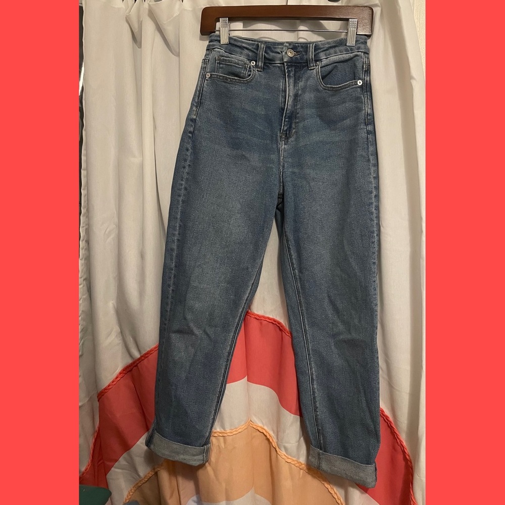 Like new American Eagle High-Waist Curvy Mom Jeans size 2